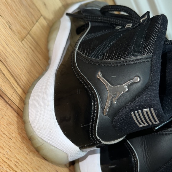 Jordan Retro 11 Jubilee Sneaker (Used) - Picture 8 of 11